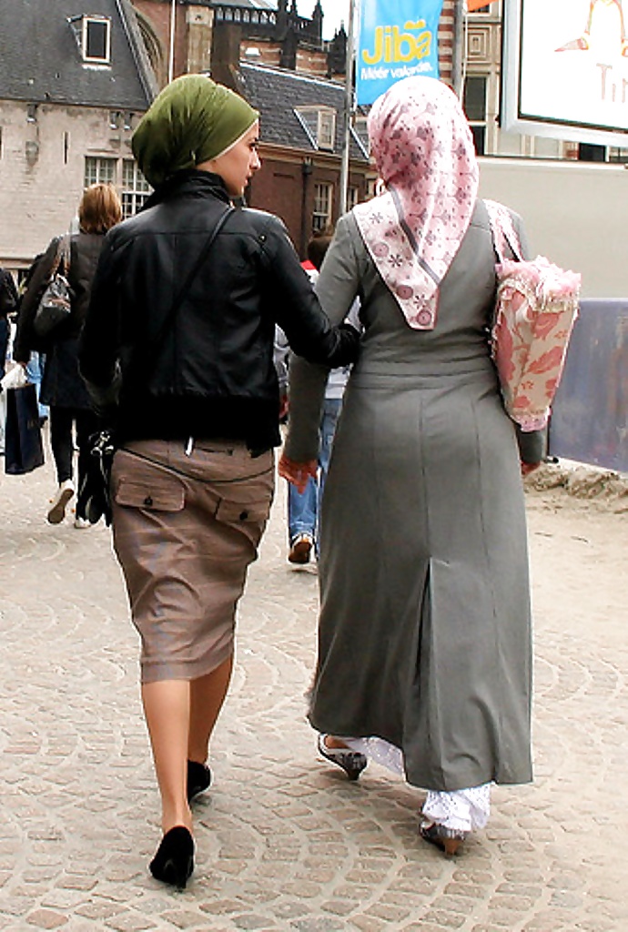 Ragazze musulmane ... il vostro hijab è così stretto!
 #16379171