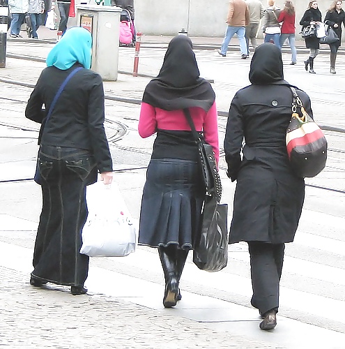 Ragazze musulmane ... il vostro hijab è così stretto!
 #16379204