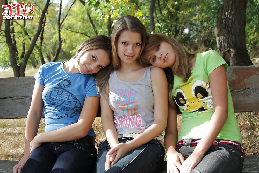 3 ragazze nacked nel parco- dolce
 #647527