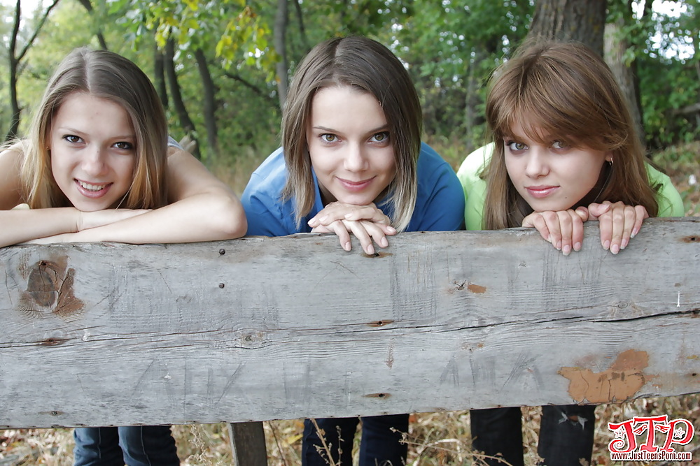 3 ragazze nacked nel parco- dolce
 #647581