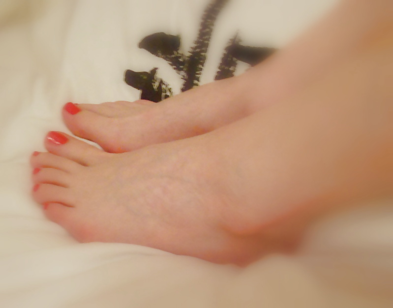 Mis lindos dedos de los pies se hacen una autofoto y se cubren de semen
 #11397673