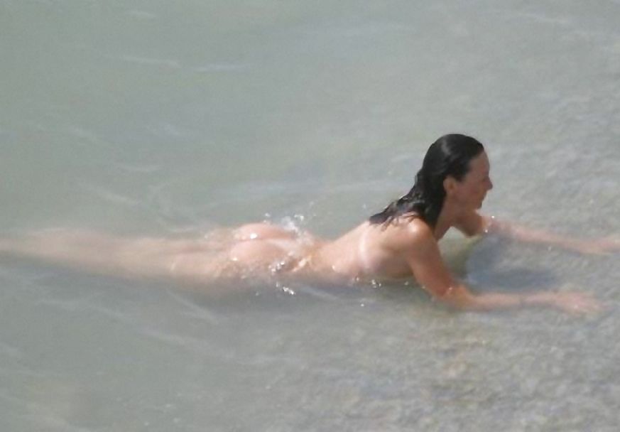 Diversión en la playa desnuda
 #1958507