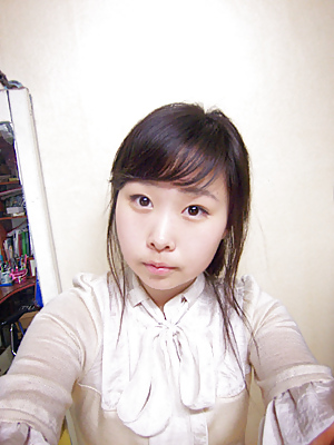 Koreanisches Mädchen Nimmt Selbst Bilder #16364863