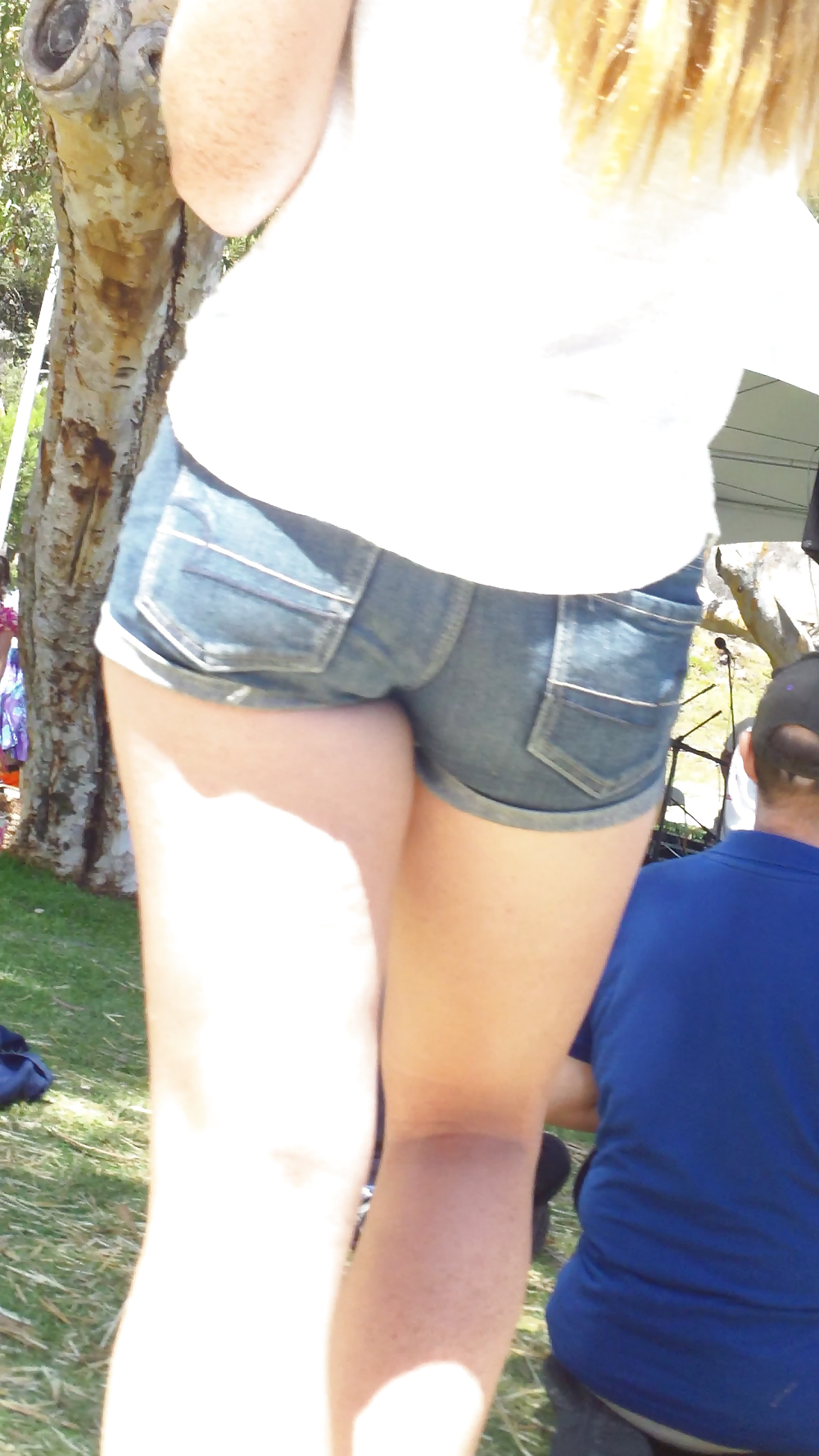 Unas bonitas grietas en el culo en público y unas mejillas de culo en pantalones cortos 
 #21359141