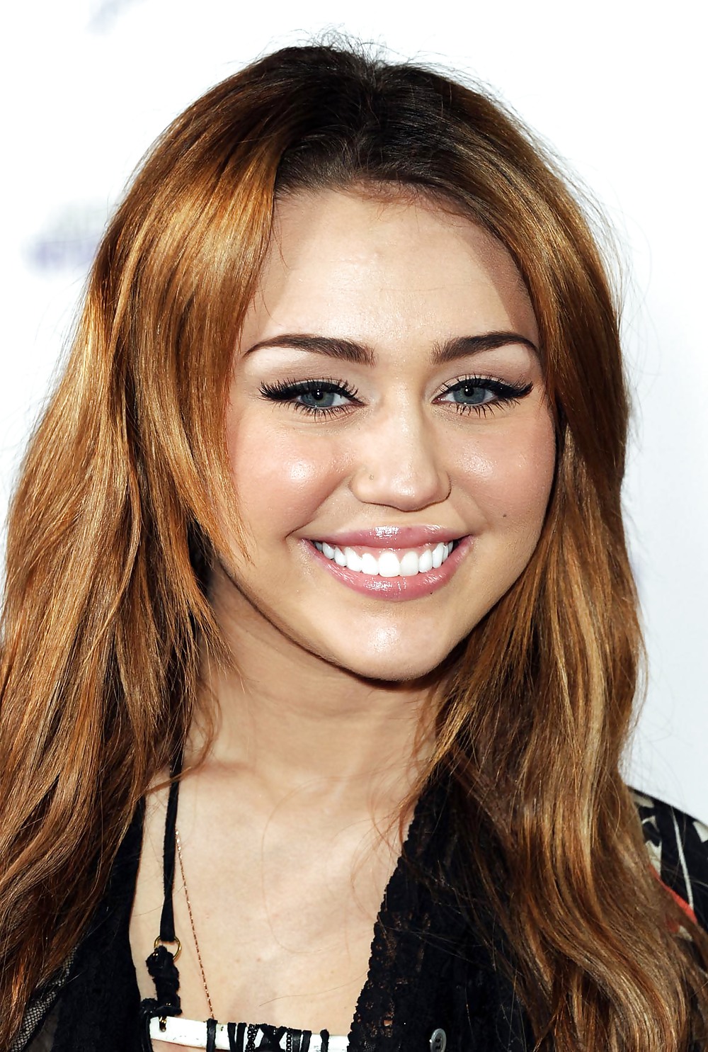 Miley Cyrusへのザーメン
 #3636526