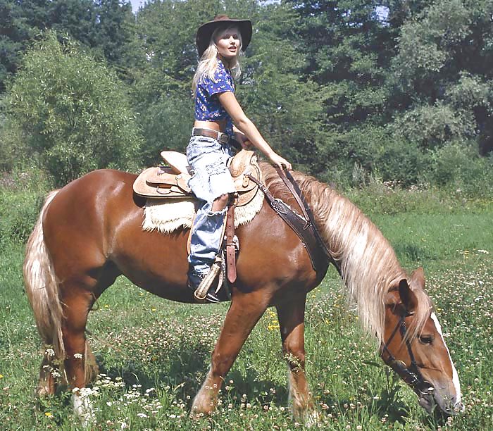 Schöne Blonde Teenager Mit Ihrem Pferd #4692732
