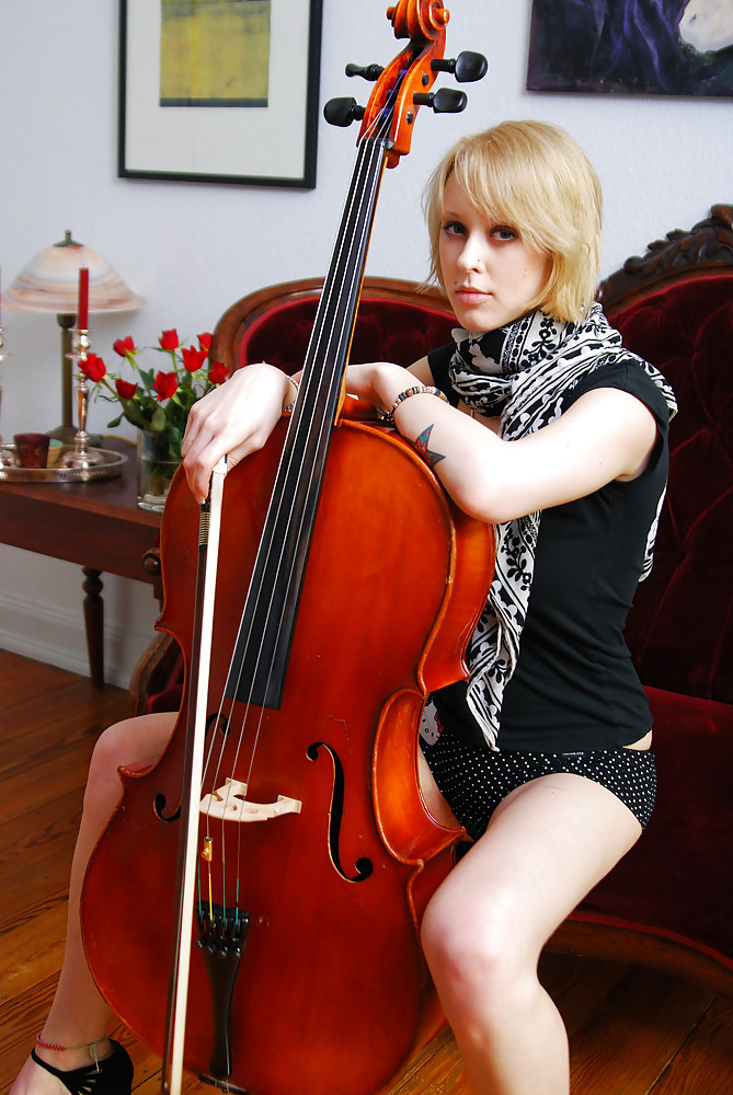 Bella bionda tedesca con gli occhi blu e un violoncello
 #14670691