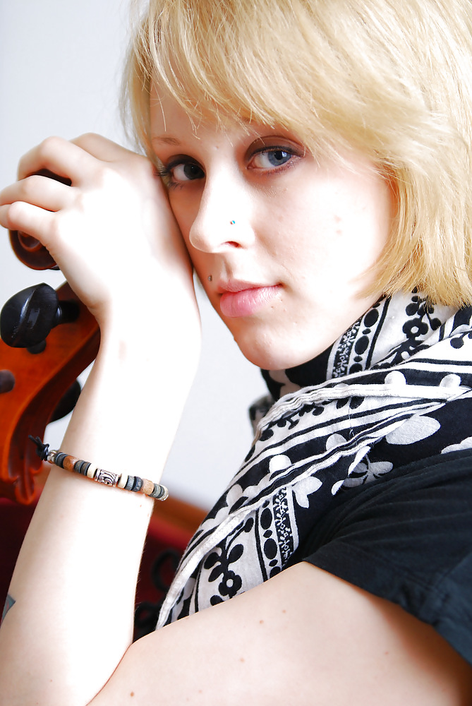 Bella bionda tedesca con gli occhi blu e un violoncello
 #14670782