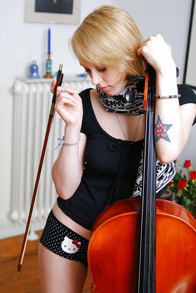 Bella bionda tedesca con gli occhi blu e un violoncello
 #14670884