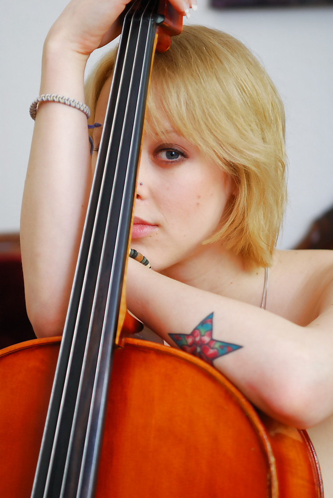 Alemana guapa y rubia con ojos azules y un violonchelo
 #14670972