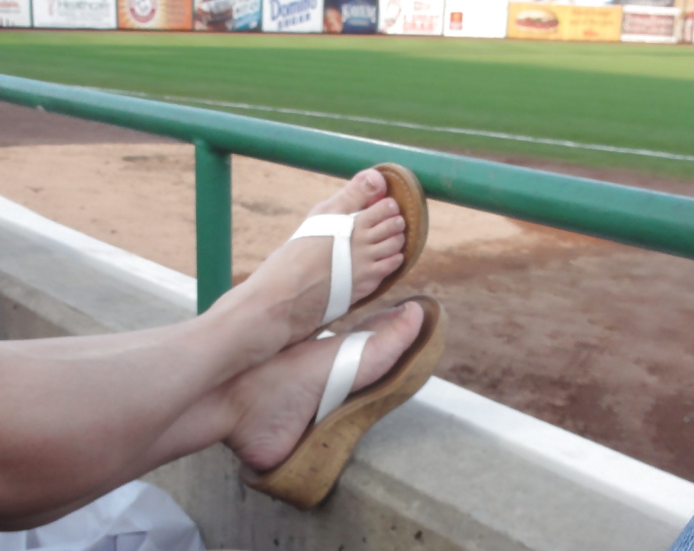 Candid pies en el estadio de béisbol
 #7342273