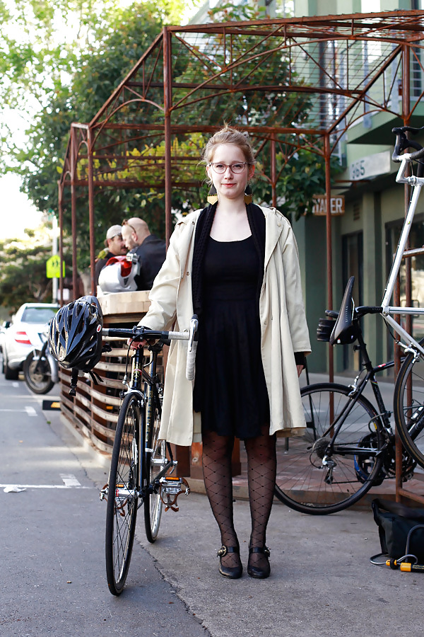 Femmina sexy gambe nylon bicicletta
 #18018131