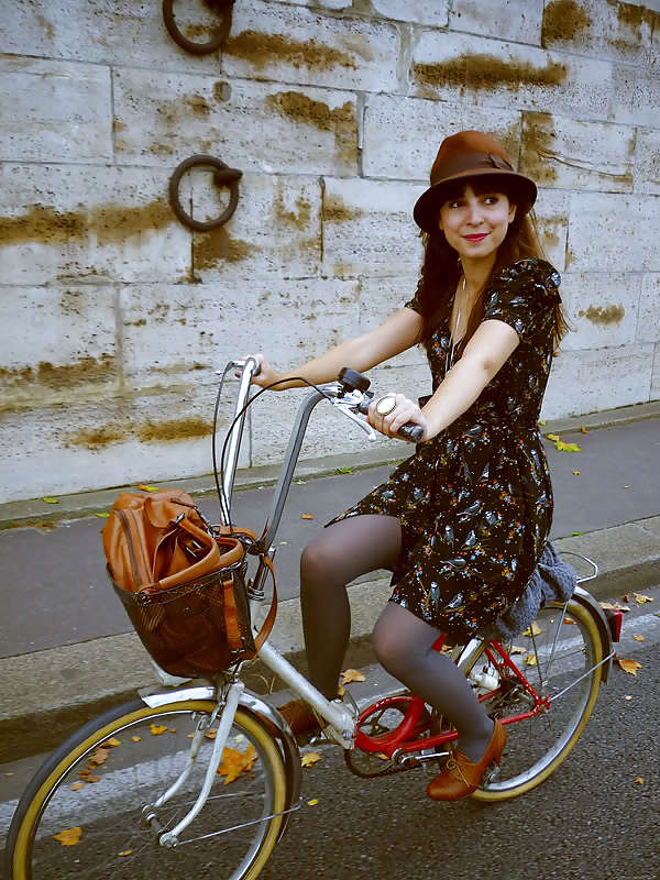 Weibliche Sexy Beine Nylon Fahrrad #18018259