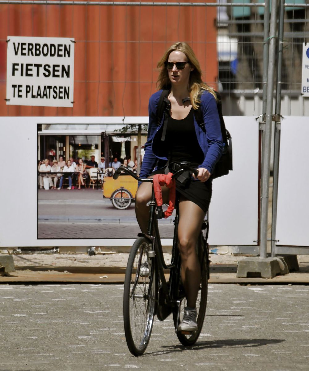 女性のセクシーな足 ナイロン自転車
 #18018470
