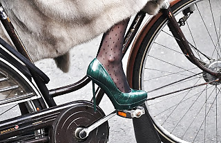 Femenino piernas sexy nylon bicicleta
 #18018487