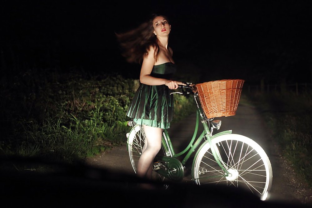 女性のセクシーな足 ナイロン自転車
 #18018512