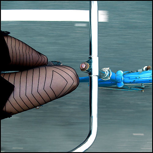 Femmina sexy gambe nylon bicicletta
 #18018534