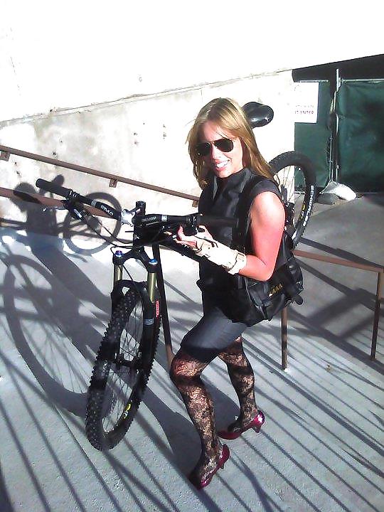 Weibliche Sexy Beine Nylon Fahrrad #18018554