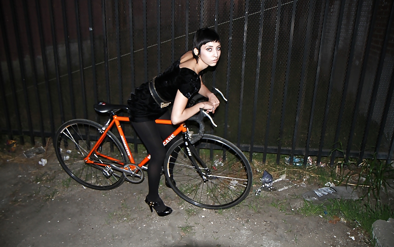 Weibliche Sexy Beine Nylon Fahrrad #18018588
