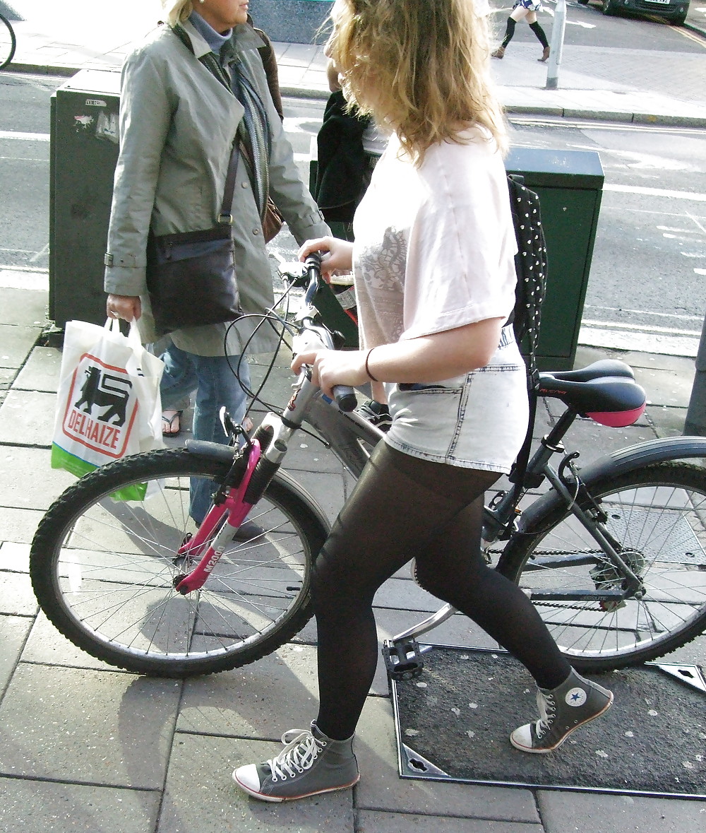 Femmina sexy gambe nylon bicicletta
 #18018736