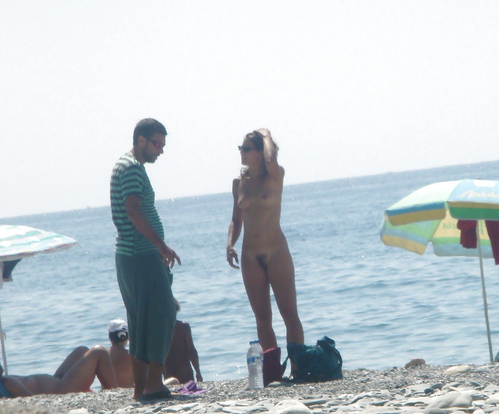 Plage Décapage Se Nue à La Plage De Déshabillage Plage #18202163