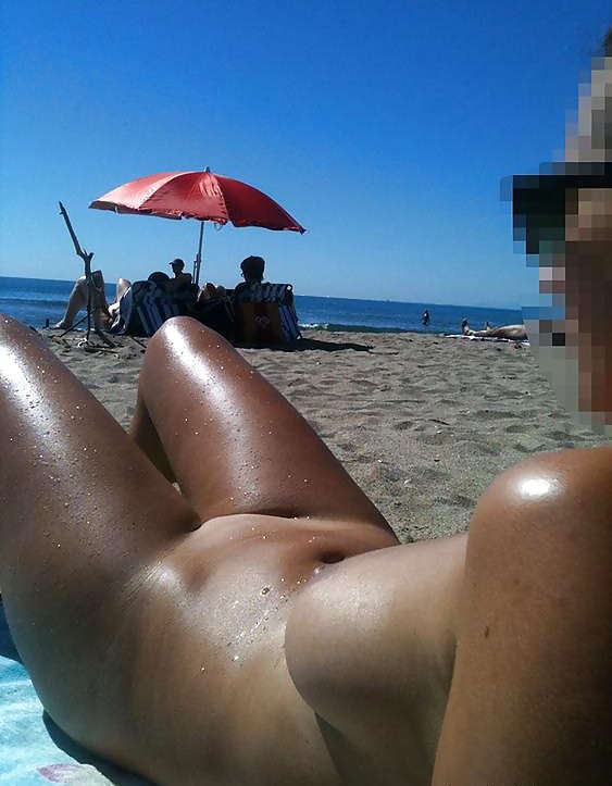 Bella giornata alla spiaggia nuda
 #21769114