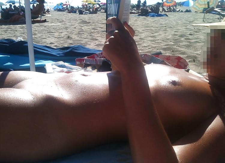 Bella giornata alla spiaggia nuda
 #21769131