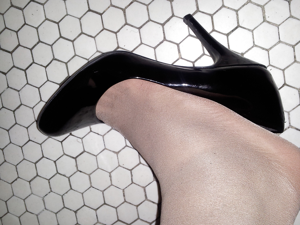 I borrowed some pumps longtime from a friend. #12716889