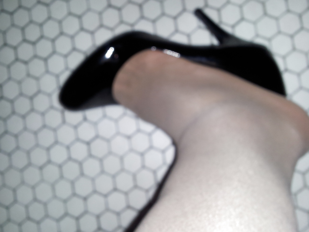 I borrowed some pumps longtime from a friend. #12716896