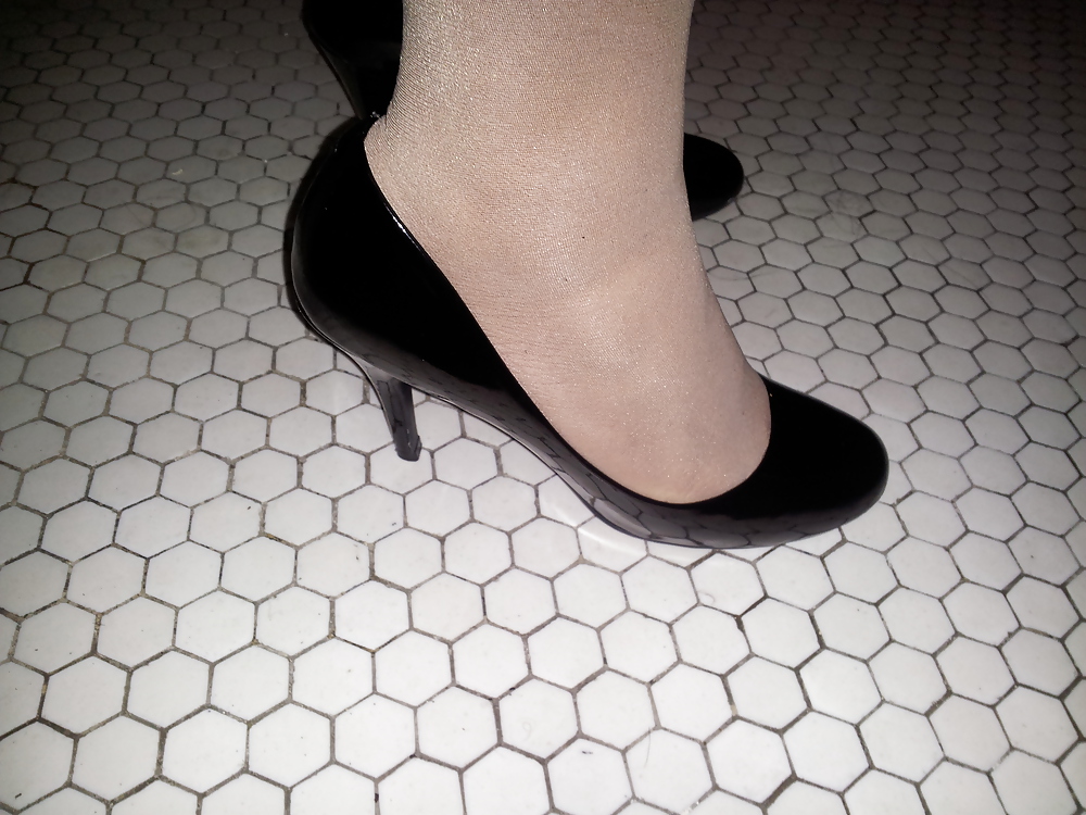 I borrowed some pumps longtime from a friend. #12716936