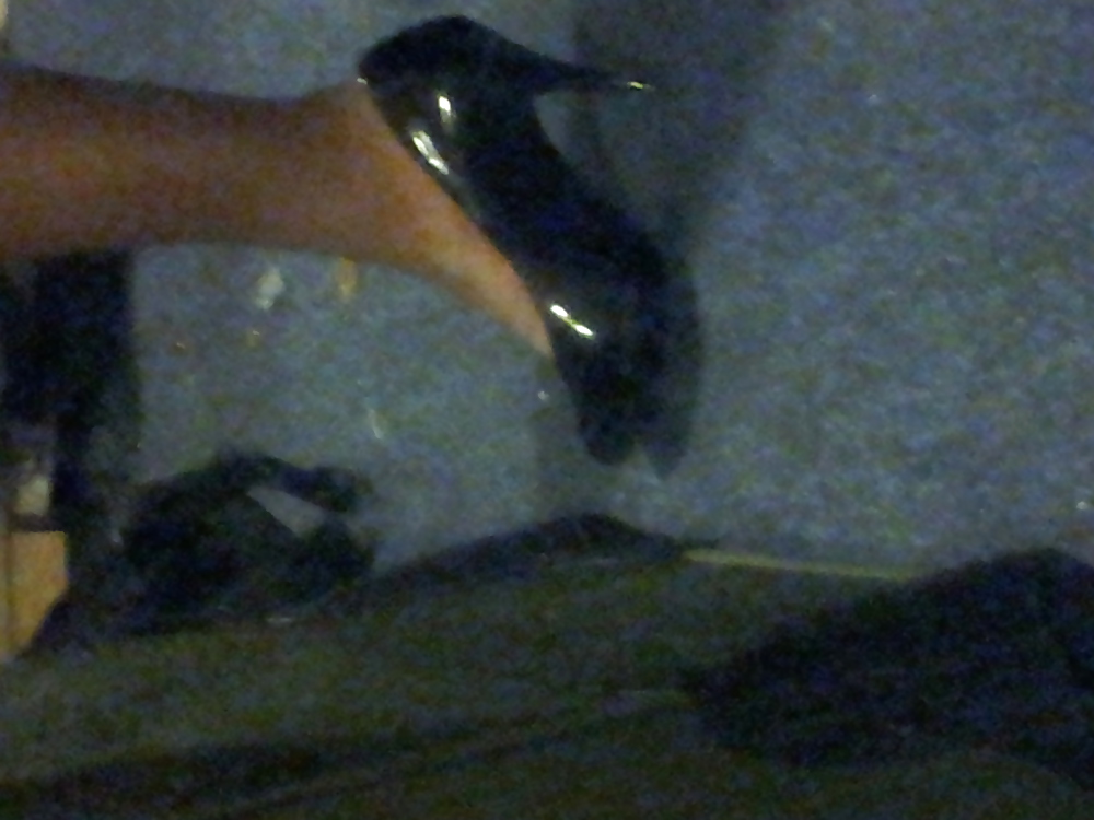 Un amigo me prestó unos zapatos de tacón durante mucho tiempo.
 #12717046