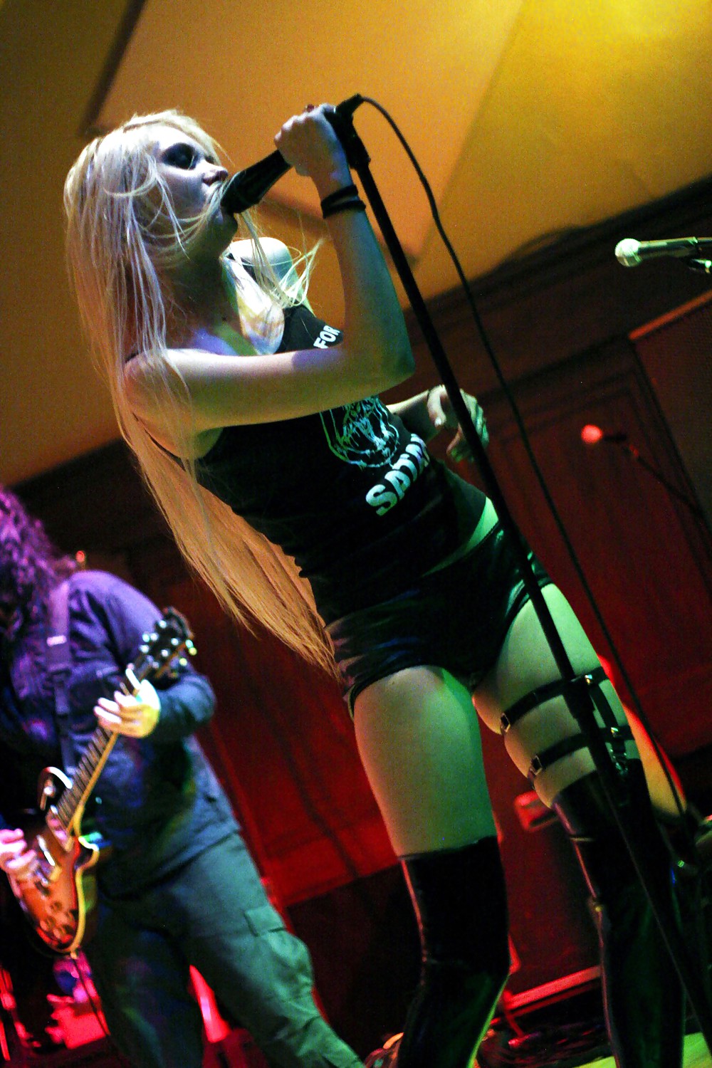 Taylor Momsen Performs at The Earth House in Indianapolis