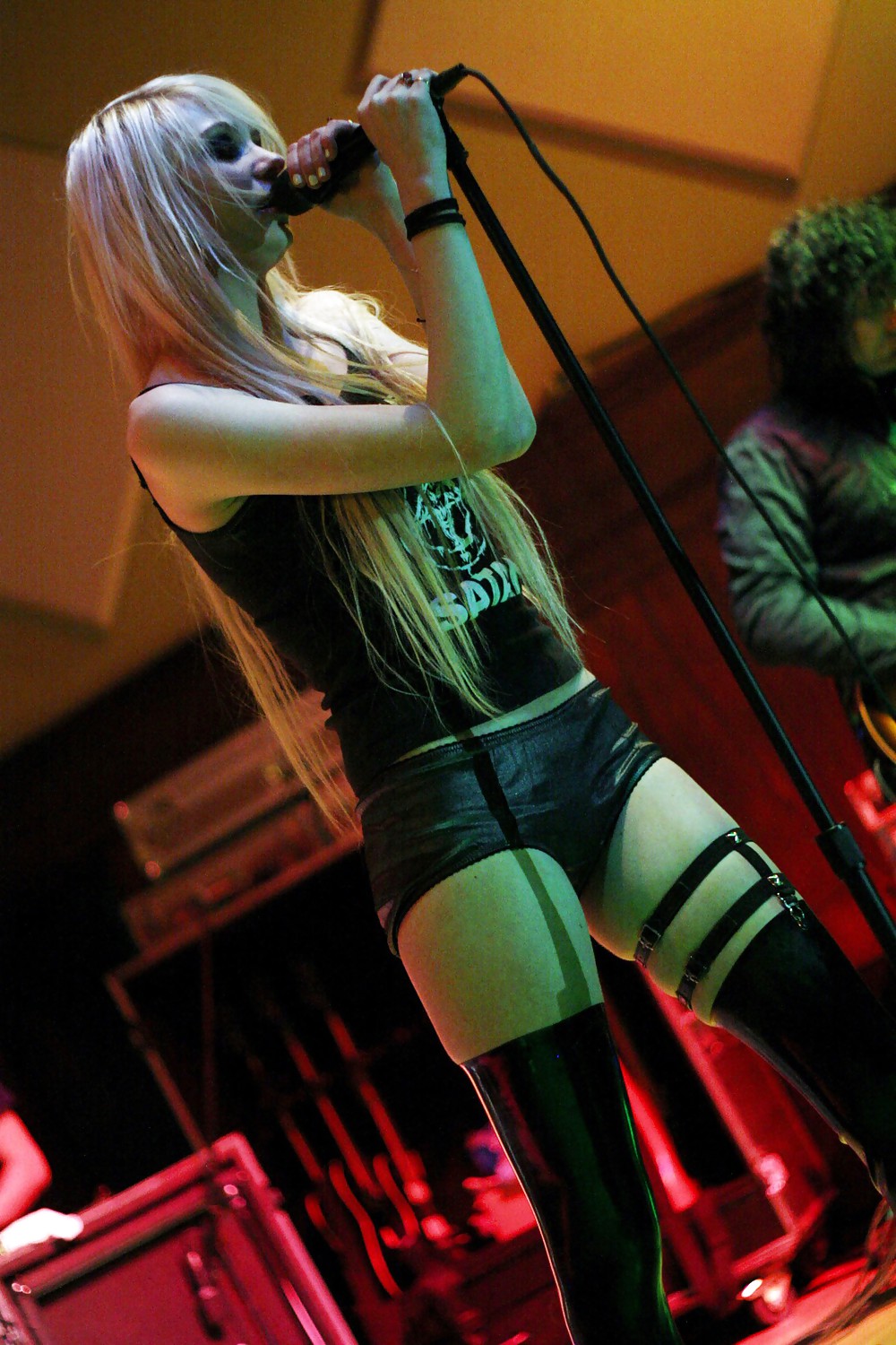 Taylor Momsen Performs at The Earth House in Indianapolis #2911364