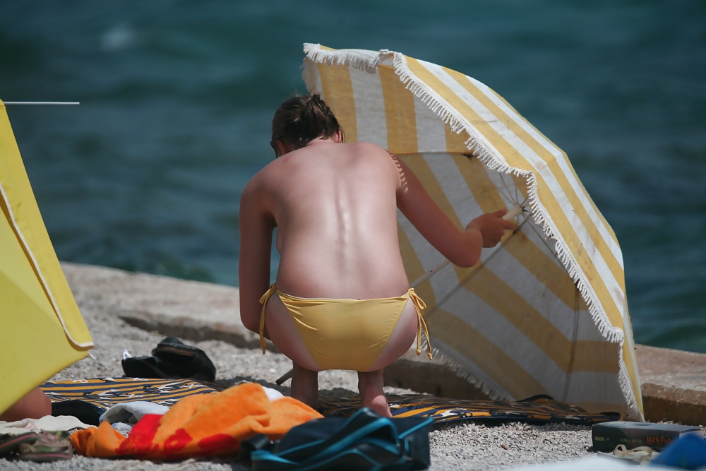 Beaux Seins Topless En Bikini Jaune #15769919