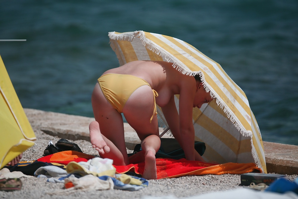Topless belle tette in bikini giallo
 #15770096