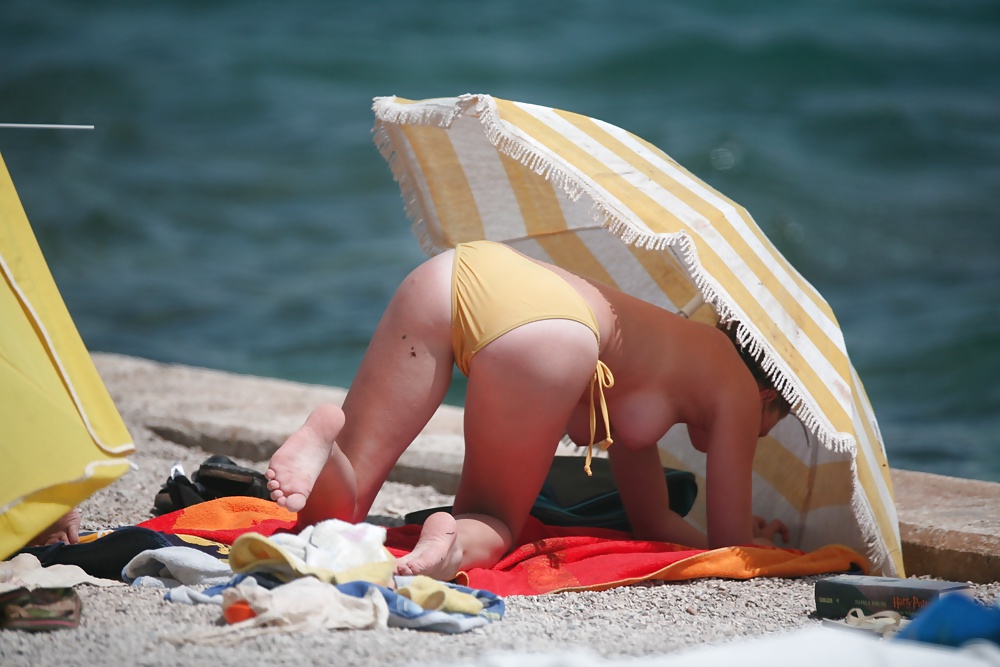 Beaux Seins Topless En Bikini Jaune #15770103