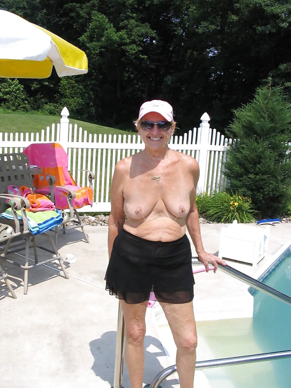 休日のおばあちゃんたち
 #12113762