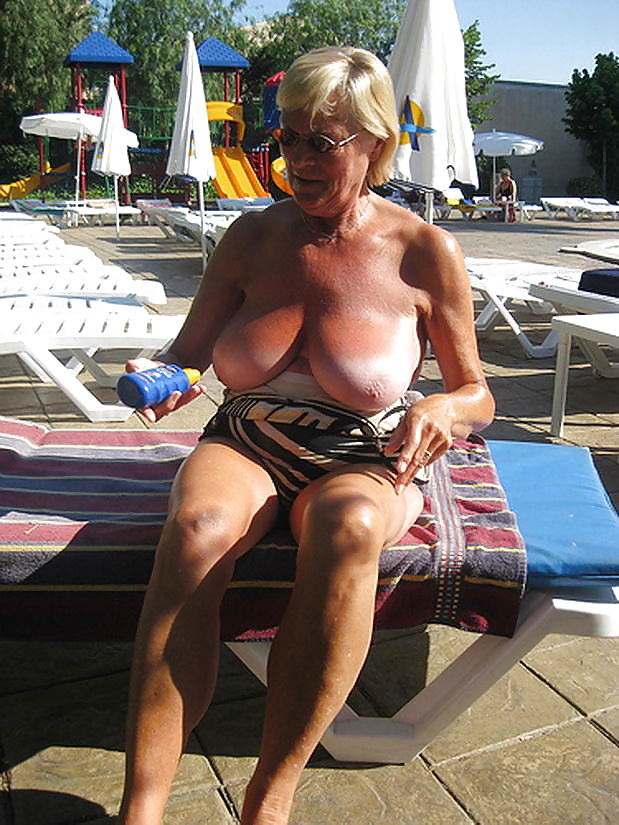 休日のおばあちゃんたち
 #12113807