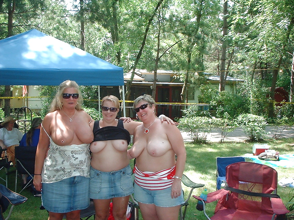 休日のおばあちゃんたち
 #12113848