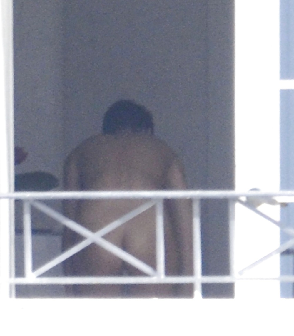 Rihanna culo desnudo y tetas en topless por su balcón
 #17476439