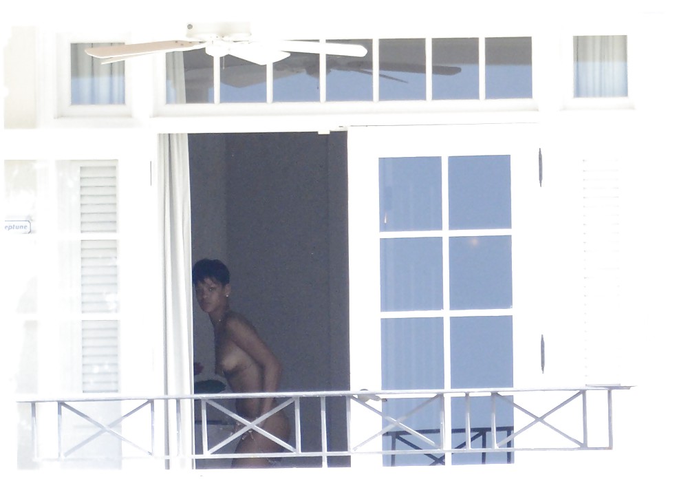 Rihanna culo desnudo y tetas en topless por su balcón
 #17476442
