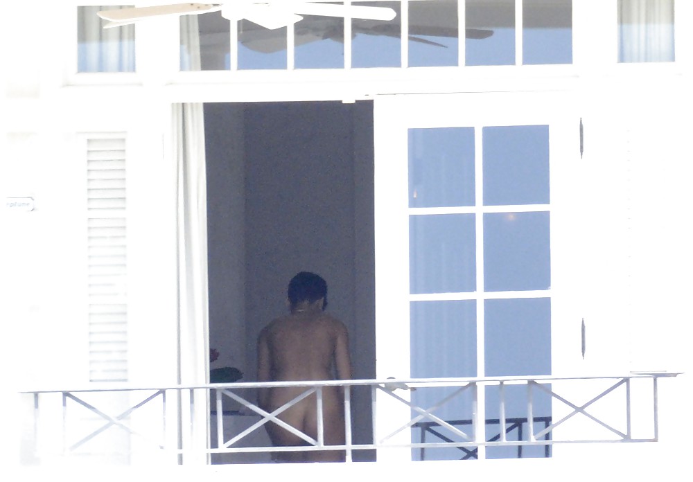 Rihanna culo desnudo y tetas en topless por su balcón
 #17476448