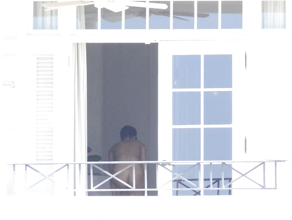 Rihanna culo desnudo y tetas en topless por su balcón
 #17476449