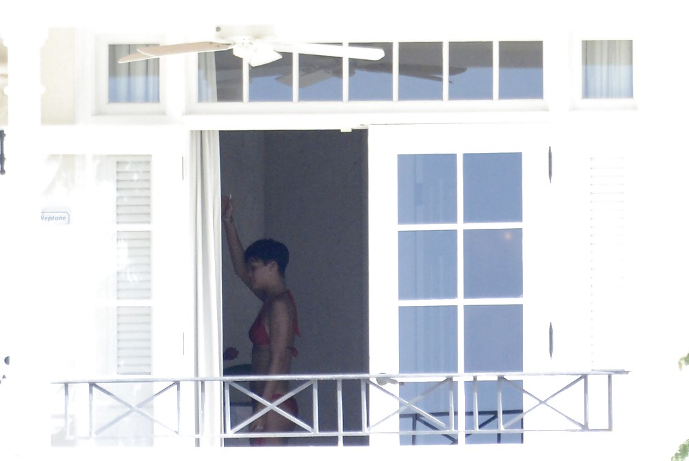 Rihanna culo desnudo y tetas en topless por su balcón
 #17476452