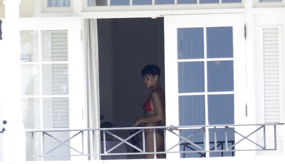 Rihanna culo desnudo y tetas en topless por su balcón
 #17476455