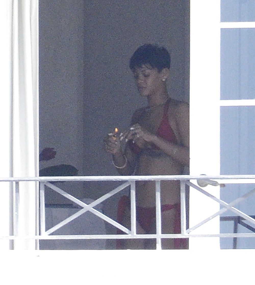 Rihanna culo desnudo y tetas en topless por su balcón
 #17476459