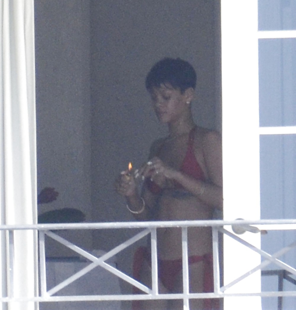 Rihanna Cul Nu Et Seins Seins Nus à Travers Son Balcon #17476472