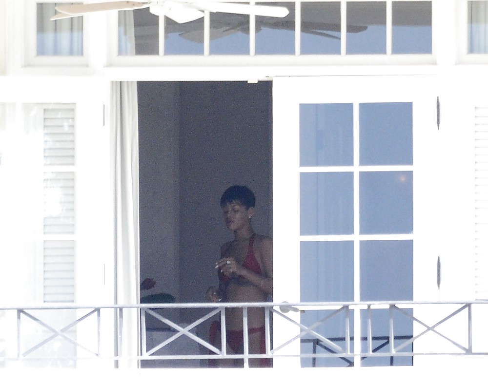 Rihanna culo desnudo y tetas en topless por su balcón
 #17476477