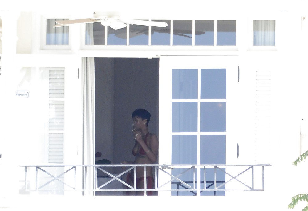 Rihanna culo desnudo y tetas en topless por su balcón
 #17476483