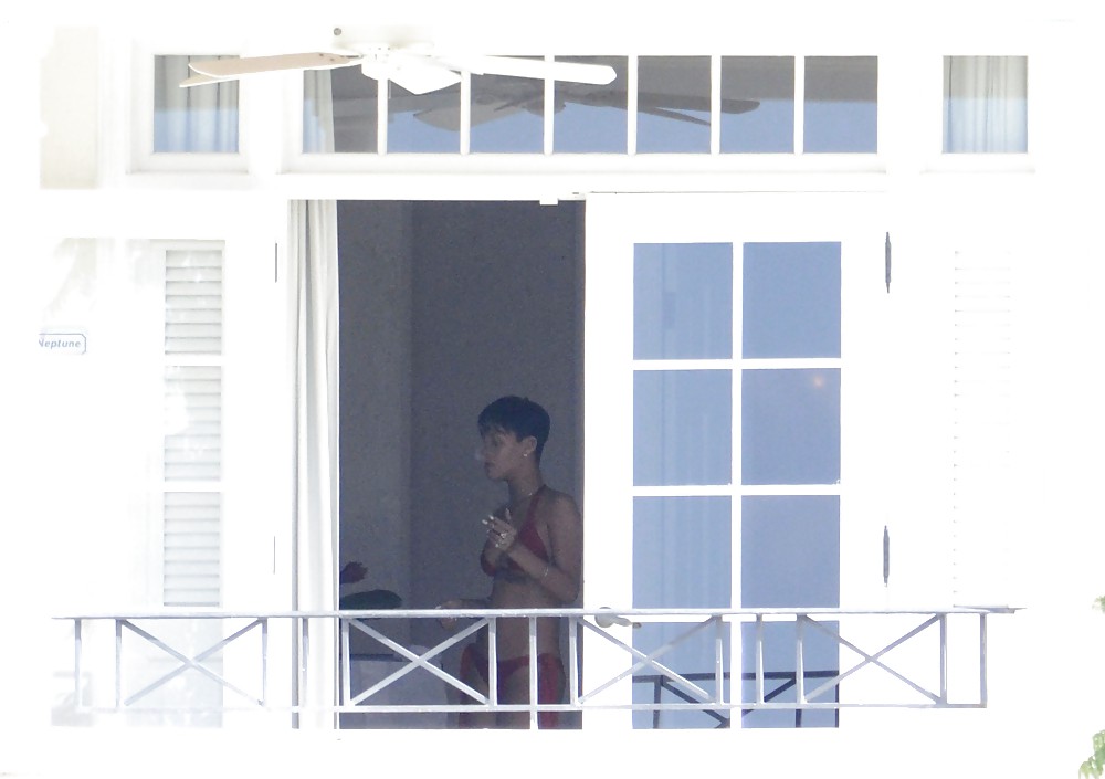 Rihanna culo desnudo y tetas en topless por su balcón
 #17476488